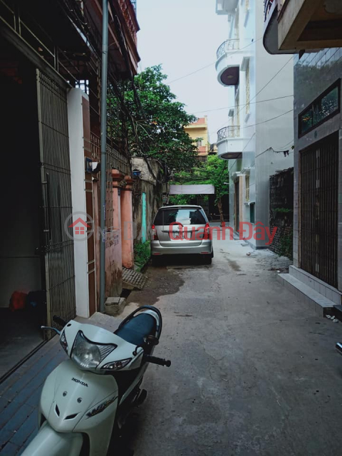 BY OWNER SENDS FOR SALE HAN HOUSES WITH RED DOOR CAR _0