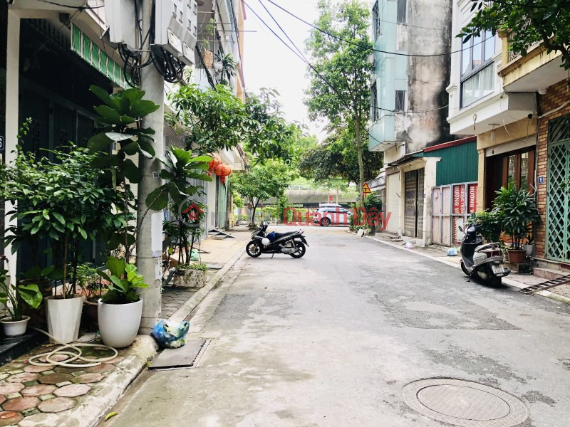 NHÀ ĐẸP CHU HUY MÂN - KHU PHÂN LÔ SÁT KĐT SÀI ĐỒNG - VỈA HÈ - Ô TÔ CHẠY VÒNG QUANH - Ô CHỜ THANG MÁY Niêm yết bán