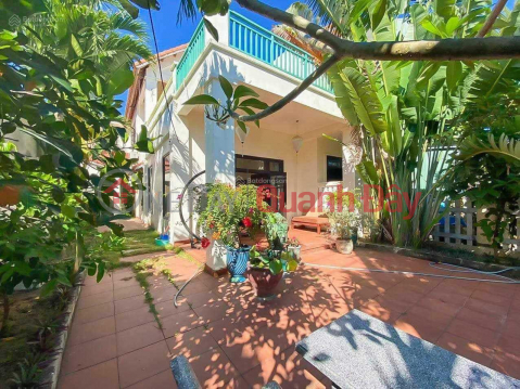 Owner sells 200m2 villa with direct view of Co Co river, 5 minutes walk to An Bang beach, 15 minutes to Hoi An Ancient Town _0