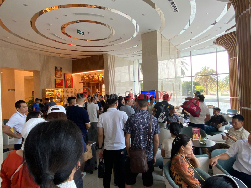 Property Search Vietnam | OneDay | Office / Commercial Property | Sales Listings Secure a direct My Khe Beach-facing Wyndham Soleil apartment for 2.6 billion VND; take possession upon 70% payment—fully furnished.