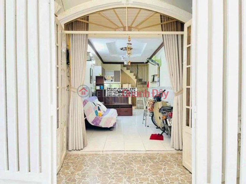 Whole house for rent in Phan Xich Long, right in the Food Quarter Rental Listings