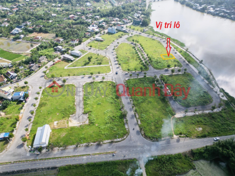 Selling river front villa in An Loc Phat residential area, 205m2, South direction, price 2 billion negotiable _0