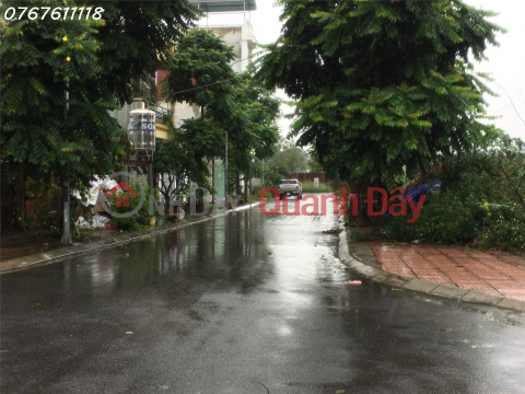 Selling land in Thach Ban lot, close to Co Linh street, avoiding cars, currently living, 155m, 12 billion7 _0