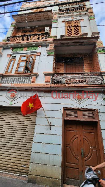 Over 8 billion VND for a house in alley 71, Bo De, 37m² x 4 floors, only one house away from the main street where cars can pass. Sales Listings