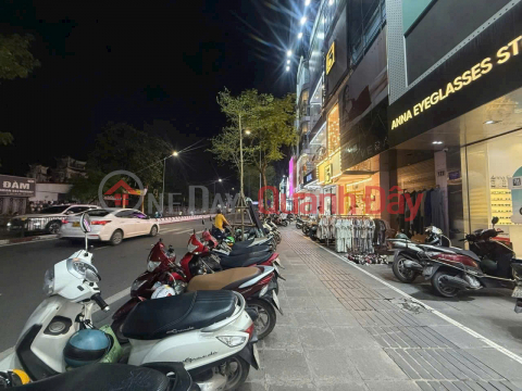 SUPER VIP CHUA BOC STREET FRONT.<br \/> AREA 45M2, 5-STOREY HOUSE, OWNER FOR QUICK SALE 42 BILLION.<br \/> - 2 SIDES - BUSY BUSINESS - _0