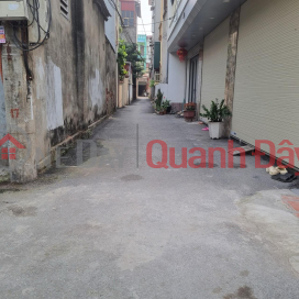 I sell a house with 2 frontages of 46.6m2 of land in area 382, Uy Coc commune, Dong Anh district, Hanoi. Wide paved road for cars. _0