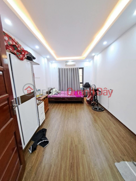 There is only one apartment worth only a little over 2 billion with Truong Dinh townhouse 35m2, 2 floors, alley near the street, contact 0817606560 Sales Listings