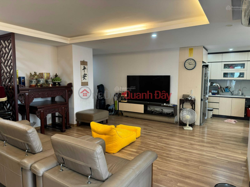 The owner is selling a 3-bedroom apartment at No. 6 Doi Nhan. Sales Listings