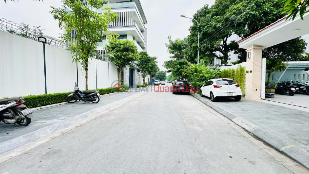 House for sale in Viet Hung, 329m², 12.2m frontage, subdivided plot, sidewalk, parking available day and night. Sales Listings