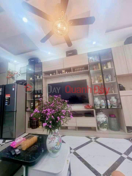 đ 5.4 Billion | LAC LONG TAY HO DISTRICT BEAUTIFUL NEW 5-FLOOR HOUSE WITH MODERN DESIGN Area: 35M2 3 BEDROOM MT: 3.5M PRICE: 5.4 BILLION.