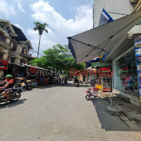 Land for sale on the main road of Da Ton, Gia Lam, Hanoi. Corner lot 55m2, 3-car bypass road, investment price. Contact 0989894845 _0