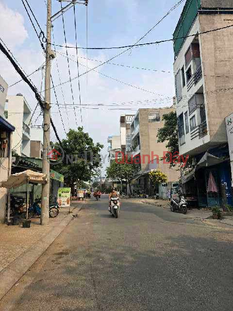 3-story house in an alley accessible by car. _0