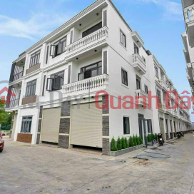 3-storey house with area of 240m2 right at Binh Chanh Market 3 billion 80 million VND _0