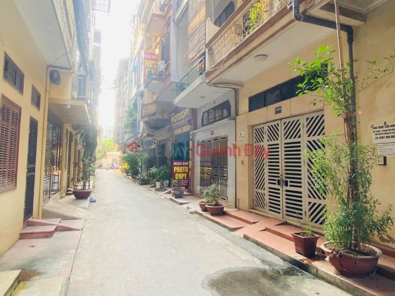 48m Facade 4.5m Nigh 8 Billion Lot Self-Building Home Firmly in the Center of Cau Giay District. Cars Running Around The House. Sales Listings