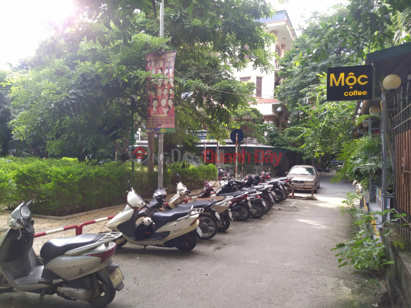 Hoang Cau, car passes by house, corner lot, alley, next to flower garden, residential | Vietnam | Sales ₫ 8.49 Billion