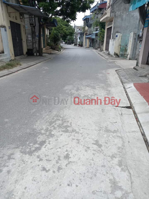 The owner is selling a level 4 house with a clean ceiling, a spacious yard, a car lane, and a parking lot on To Hien Thanh street _0