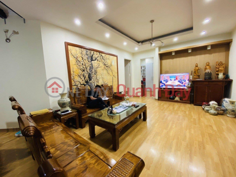 House facing lane 133 Thai Ha, divided into a chessboard with cars parked at the door _0