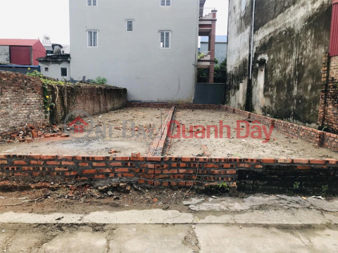 OWNER NEEDS MONEY TO SELL 82m2 LOT OF LAND URGENTLY FRONT OF THE VILLAGE ON YEN XUAN NON STREET. ROAD IN FRONT OF THE LAND IS 6m PRICE ONLY 2 BILLION _0