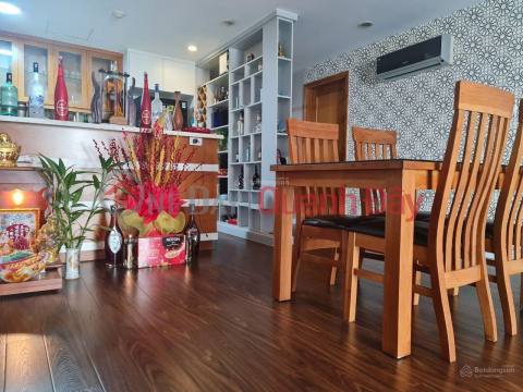 The owner sells 3-bedroom apartment, River Gardern Thao Dien District 2. Price includes full furniture _0