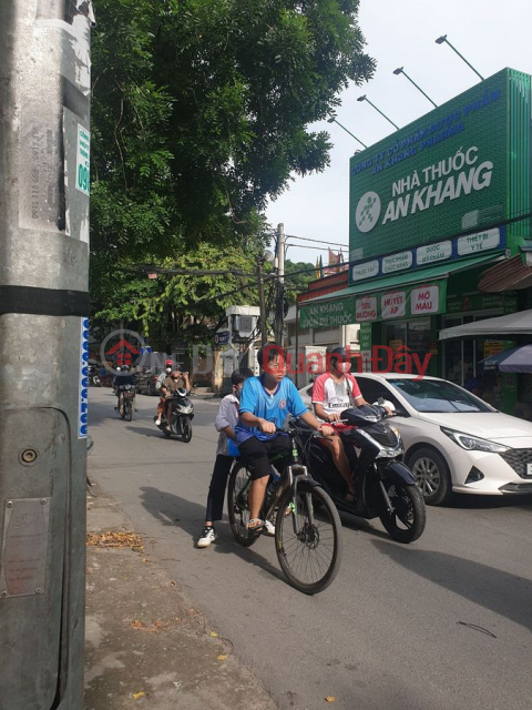 SUPER Hot at Dai Mo 5 steps to the main street, 2 cars avoid each other, very busy business _0