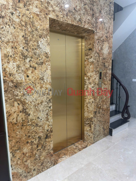 đ 25 Billion House for sale in Ngo Gia Tu, Long Bien - Wide road allowing cars to pass each other - Sidewalk - Suitable for business or spacious living.