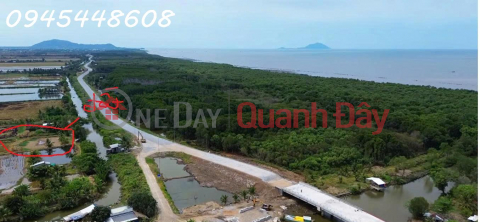 Selling 11 plots of land with frontage on the national defense dike, Hon Dat commune, An Giang province. _0