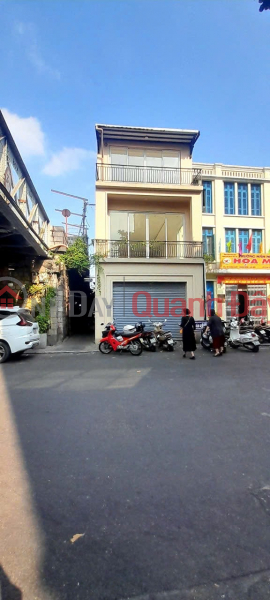 House for rent at 37 Hang Giay, area 108m2 x 3 floors, next to Dong Xuan market, convenient for many types of business. Rental Listings