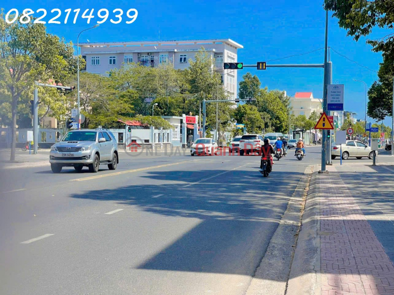 Owner selling at a loss a prime property on Vo Van Kiet street, right next to the hospital and the Provincial People's Committee, 920m2. Sales Listings