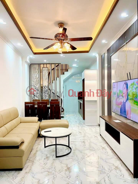 FAMILY FOR SELLING BEAUTIFUL 5-STORY HOUSE Area: 35M2 MT: 3.8M 3 BEDROOM PRICE: 4.9 BILLION CU LOC TOWN THANH XUAN DISTRICT OWNER GIVES FULL _0