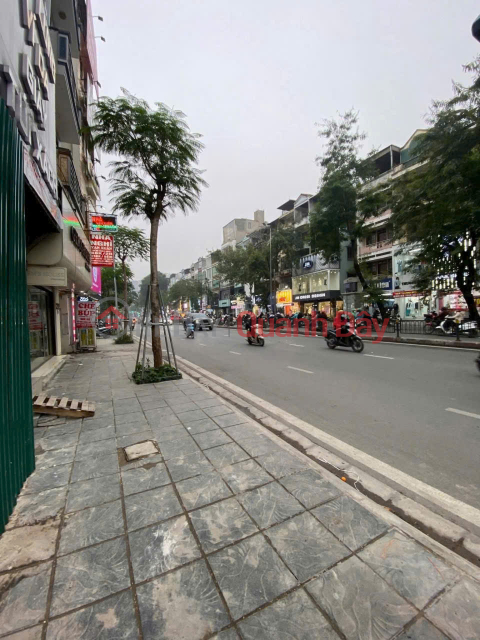 FRONT OF FASHION CAPITAL STREET, DONG DA DISTRICT CENTER, EXTREMELY GOOD BUSINESS. I'M ON CHUA BOC STREET _0