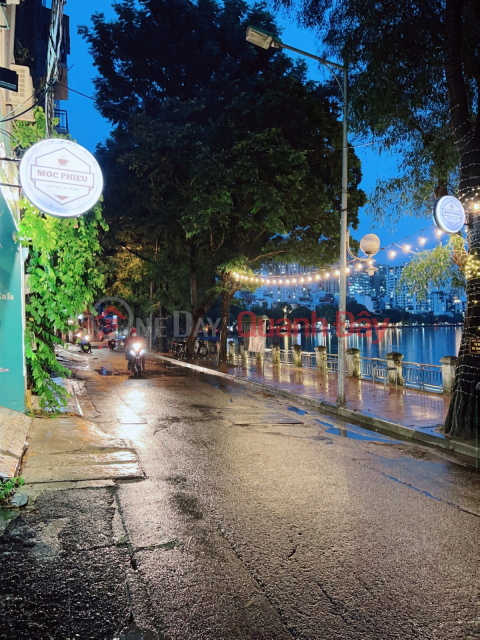 House on the street, small and beautiful reflecting the shadow of Hoang Cau lake, parked cars on the sidewalk, top business _0