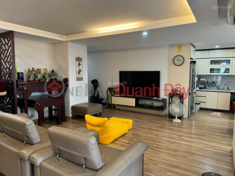 The owner is selling a 3-bedroom apartment at No. 6 Doi Nhan. _0