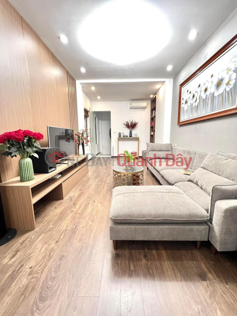 Dao Tan Street, just over 6 billion, has a beautiful house like the picture in a block of 7 adjacent houses with a large, clean common yard. _0