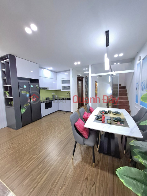 Vuong Thua Vu, 7 floors elevator, car in house, parking at door, close to street _0