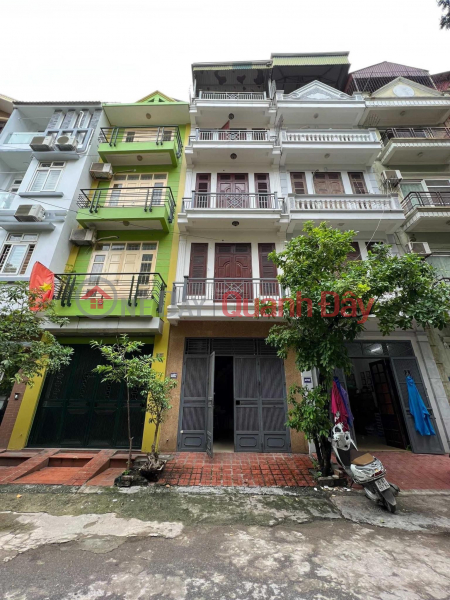 The corner house on Tran Duy Hung has 3 open sides, 20m from the street, the alley is priced at 7.1 billion. Sales Listings