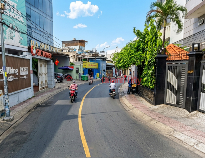 D2433* Curious about a 100m² house in Binh Thanh district with car access in an alleyway, priced at only 13.x billion VND? Vietnam, Sales, đ 13.99 Billion