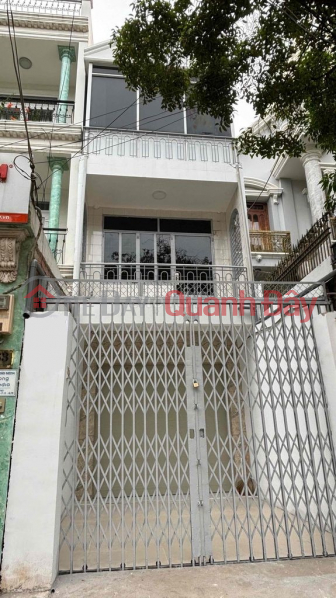 Commercial house on Hoang Hoa Tham street, 3 floors, 3 bedrooms Rental Listings
