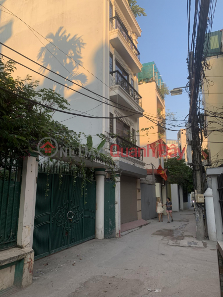 Beautiful house, corner lot on Nguyen Van Cu, 65m x 5 floors, garage, elevator waiting area Sales Listings