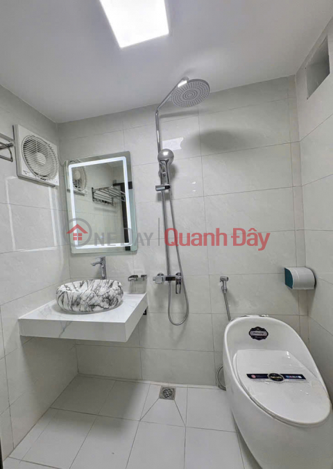 House for sale in Pham Ngoc Thach, car parking at the door, area 90m2, 3 bedrooms, 2 bathrooms. Red book ready for transaction. Contact _0