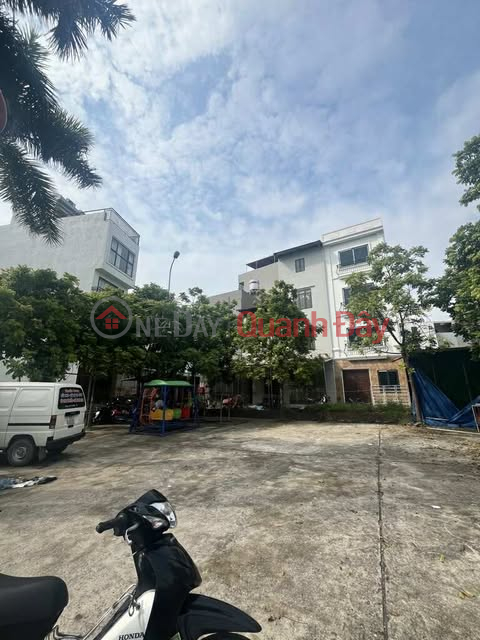 Great luck for 7-seat cars to park at the door, in front of the house. Large yard for parking many cars, large yard for exercise. _0