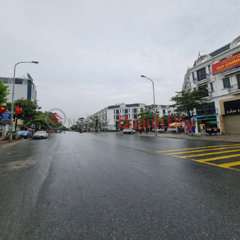 Changing owner for a corner house with 3 facades for business on the roof top in Trau Quy, Gia Lam, Hanoi. Contact 0989894845 _0