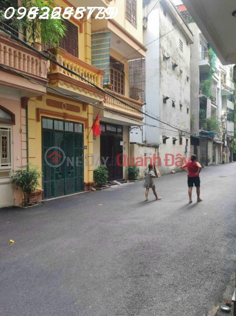 The owner sells a 4-storey house with 2 car lanes, 5m away, Phung Khoang, 62m2 area, 6 billion VND _0