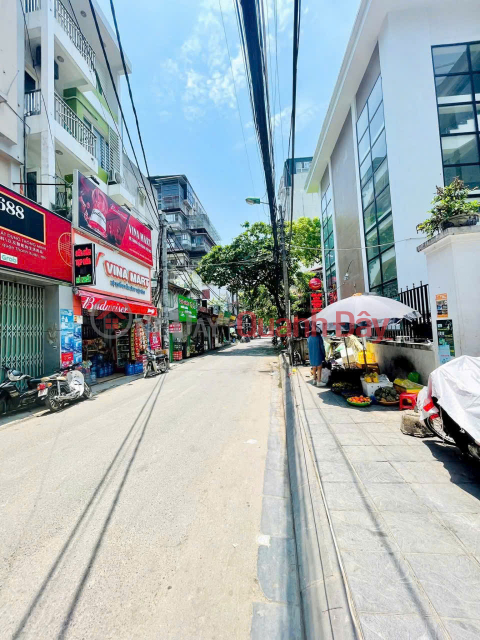 HANG COT STREET IN THE CENTER OF THE OLD QUARTER - CORNER HOUSE WITH 2 STREET FACINGS - WIDE SIDEWALK - GREAT BUSINESS. _0