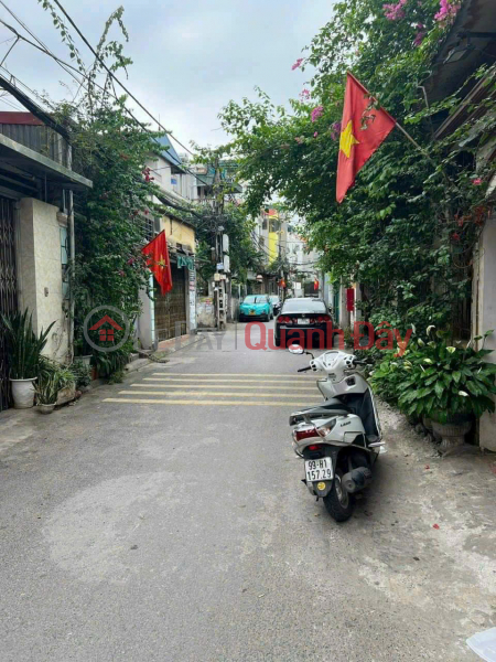 OWNER IS IN NEED OF MONEY SO HAS TO SELL LAND IN PHUC LOI WARD, AREA 35M2, ROAD IN FRONT OF LAND 2M, 5M AWAY Sales Listings