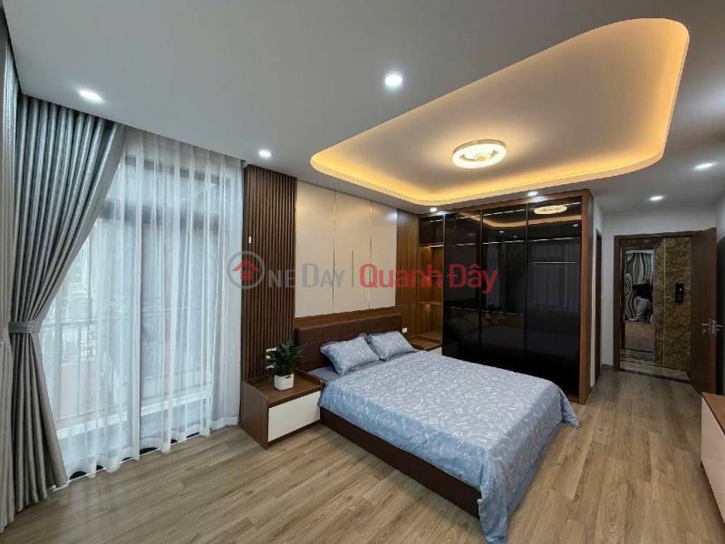 đ 17.5 Billion, Lac Long Quan Street, 40m x 7 floors, elevator, 17.5 billion VND - 10m from the main street, parking available.