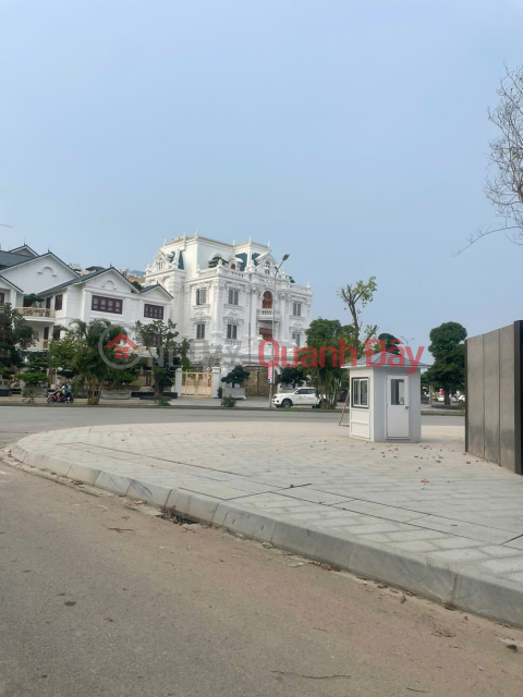 Owner needs to move house so selling land and giving away a villa located right on route 2 of Le Hong Phong street _0