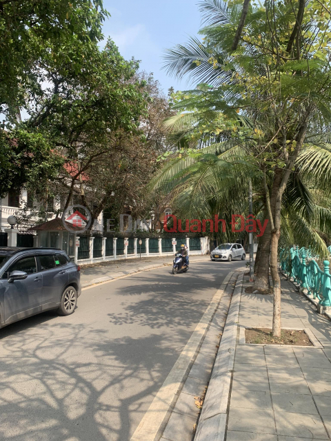 HOUSE FOR SALE ON TAY HO STREET 210M, FRONTAGE 10M, SIDEWALK, FULL RESIDENTIAL _0