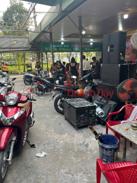 Restaurant for sale - Spacious premises of 440m2 - Prime location opposite Tan Tao Industrial Park, near the market, good business potential. Vietnam, Sales đ 250 Million