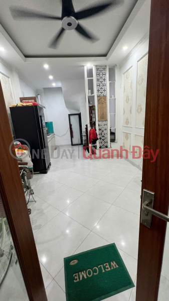 House for rent in car alley 141 Dinh Cong Thuong, 5 floors x 35m2, 3 bedrooms, 4 bathrooms, 12 million for business and living Rental Listings