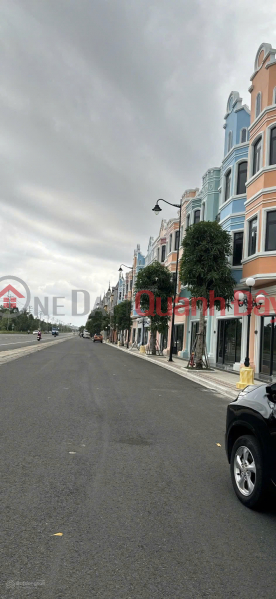 Property Search Vietnam | OneDay | Residential, Sales Listings, Selling at a significant loss to repay the bank: Vincom Phu Quoc shop, 12.5 billion VND, 128.7m2, located on a main road in the city center.